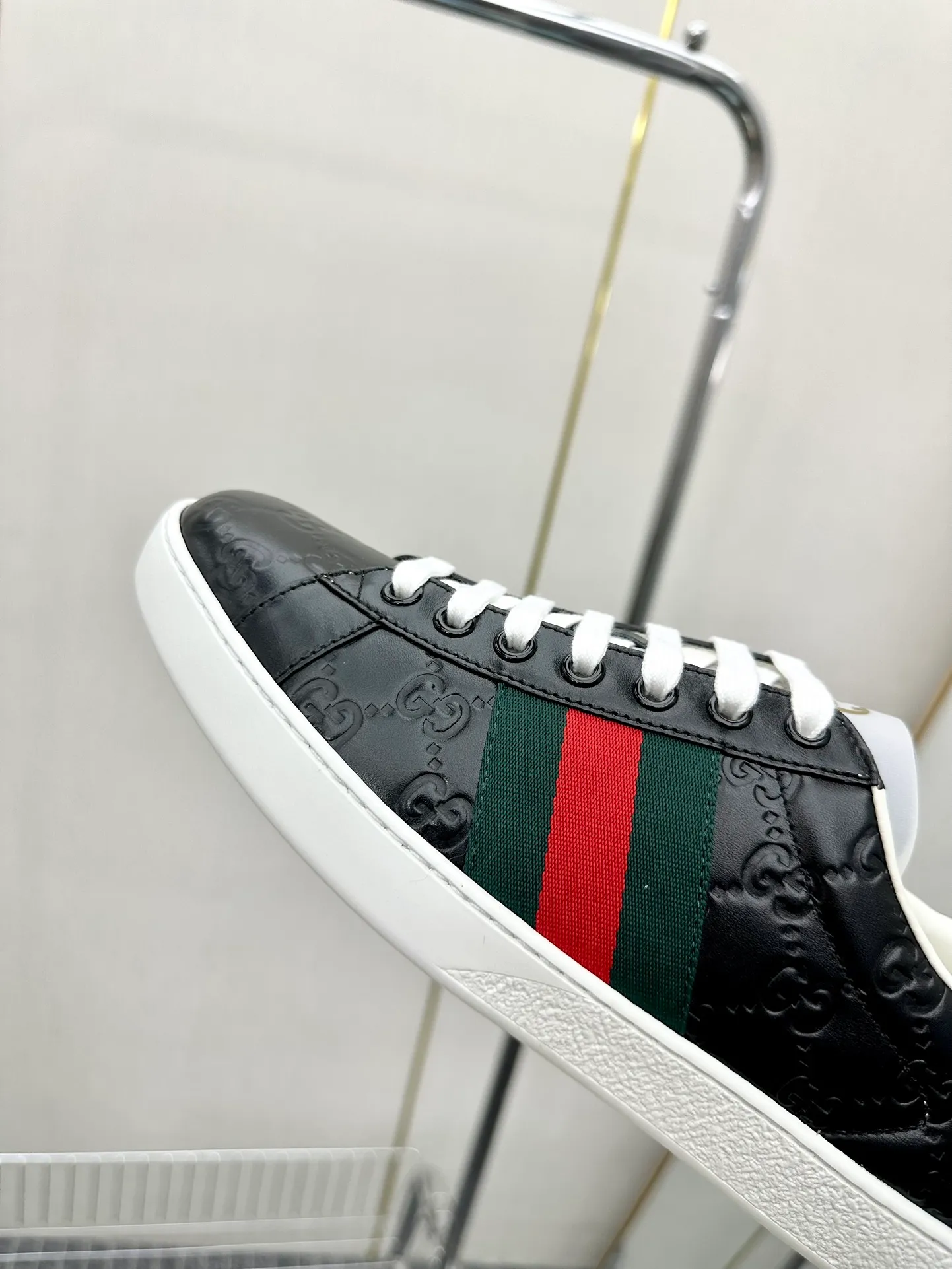 👟👟Ex-factory price 540👟👟 Men's size +10 Top version: Gucci G family classic Ace series Embroidery Little Bee White Shoes Couple Style Ribbon Love Casual Sports Shoes Sneakers Original Purchase Development Production This brand's classic low-top sports shoes interweave golden embroidered bees with red and green webbing. The bee is a classic element of the brand. It appeared in the Gucci ready-to-wear series in the 1970s. Exquisite packaging at the delivery counter🛍📦 ▪️Fabrics: Original custom imported first-layer cowhide ▪️Foots: Original custom cowhide lining ▪️Sole: Original open-molded rubber non-slip material ▪️Sole thickness: 2.5CM ▪️Size: Women's 34-41 (customized 34/41) ▪️Size: Men's 38-46 (38/46 customized)
